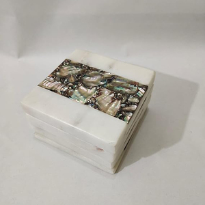 Pares de 4 posavasos de piedra de forma cuadrada Material de fregona de mármol Posavasos de decoración de mesa de comedor de calidad premium exclusivos - Product Image 1