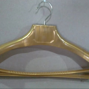 Cintre en plastique doré chic de 19 pouces pour une organisation élégante du placard - Product Image 1