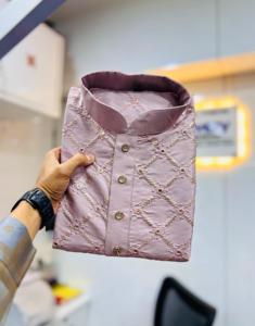 Vêtements ethniques attrayants fantaisie à la mode en soie douce et lourde avec broderie pour hommes Kurta - Product Image 4