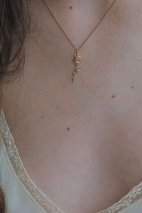 Barres d'or élégantes contenant une seule perle, disponibles à prix de gros, une touche moderne sur un classique. - Product Image 5