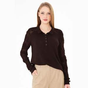 Elegante Blusa de Punto con Cuello Alto para Mujer - Blusa de Tricot Blanca con Patrón de Rosas y Encaje, Manga Larga, Estilo Chic - Product Image 1