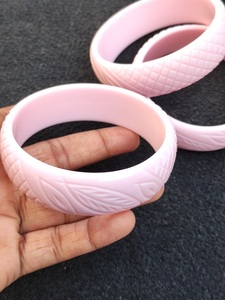 กำไลข้อมือแฟชั่นเรซินสีขาวสวยสง่าและทันสมัย | กำไลอะคริลิกเรซินแฟนซีพร้อมงานฝีมือรูปพระจันทร์เสี้ยว - Product Image 2