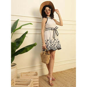 Vestido de verano casual bohemio Deebaco para mujer, blanco con estampado floral, sin mangas, estilo halter, corte A, con lazo y dobladillo acampanado - Product Image 1