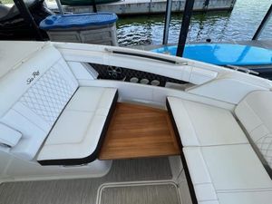 Sea Ray SLX 350 AWD con interior de cuero oscuro Barco deportivo de lujo - Product Image 4