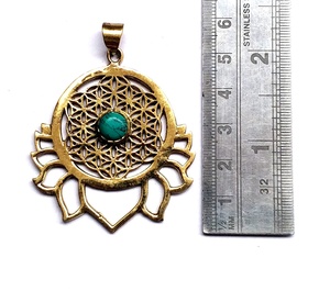 Pendentif en pierre Turquoise graine de vie pendentif en pierre louches en laiton - Product Image 1