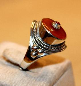 Anillo Bohemio de Moda con Coral Rojo Sintético en Engaste de Latón, Piedra Preciosa, Regalo para Mujer, Fiesta, Unisex, Aniversario - Product Image 4