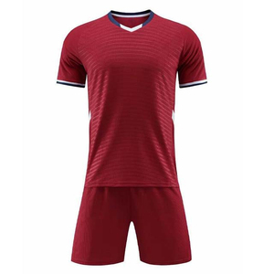 Uniforme de football en polyester pour hommes avec impression par sublimation complète, numéro de nom personnalisé et logo du club, uniformes de football pour adultes de conception OEM - Product Image 1