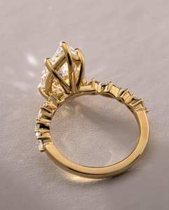 แหวนเพชร CZ ทรงลูกแพร์9X13มม. ประดับด้วยหินทรงกลม - Product Image 3