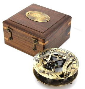 Hatton Garden elegante reloj de sol para exteriores estilo antiguo caja de madera de latón macizo duradero clásico brújula puntero de mano senderismo - Product Image 1