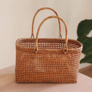 Sac fourre-tout en rotin fait main à prix compétitif, sac à main fonctionnel pour femme, sacs à bandoulière et pochettes en gros - Product Image 3