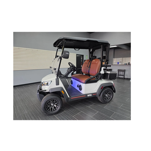 Carrito de golf eléctrico EPIC de 4 asientos, blanco con asientos rojos, ruedas negras y techo. - Product Image 1