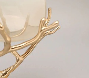 Bougeoir doré élégant fabriqué à la main parfait pour l'atmosphère rustique moderne classique et accueillante à la maison - Product Image 2