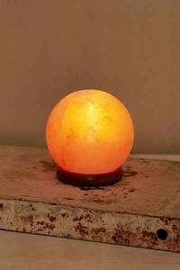 Lampe à sphère de sel rose de l'Himalaya sculptée par artisan dans un design de bol élégant pour une décoration intérieure ambiante et une relaxation naturelle - Product Image 4