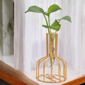 Malla de alambre de metal de tendencia superior Hermoso florero dorado Calidad increíble a precio al por mayor - Product Image 1