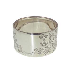 Lot de 2 ronds de serviette en métal argenté avec forme de bracelet élégant, parfait pour la vaisselle élégante et la tenue de mouchoirs - Product Image 2