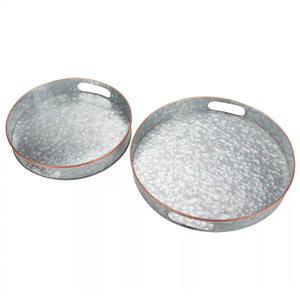 Plateau de service rond galvanisé avec poignée Farmhouse Vintage Decor Party Ware Plateaux de service en métal pour aliments et collations - Product Image 1