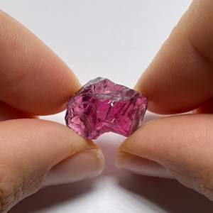 พลอยตาแมวสีแดงธรรมชาติ ขนาด 8 มม. ขัดเงา คุณภาพสูง - Product Image 1
