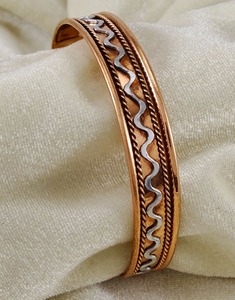 Pulsera de cobre floral sólida hecha a mano, accesorio de moda de alta calidad, hermoso brazalete a precio mayorista - Product Image 2