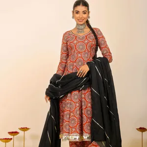 La ricca tonalità marrone pone le basi per una stampa intricata che adorna i mutande Anarkali kurta e una dupatta nera a contrasto