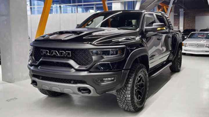 RAM 1500 TRX 4x4 Crew Cab 2024 d'occasion en excellent état, sièges en cuir, conduite à gauche, caméra de recul, 75001-100000 milles, écran tactile - Product Image 4