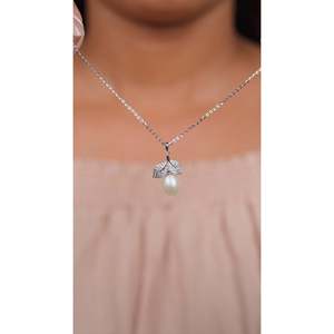 SHREYA DIAM Collier élégant avec pendentif feuille, perle d'eau douce, zircon taille brillant, plaqué rhodium, chaîne serpent en argent 925 pour femme - Product Image 1