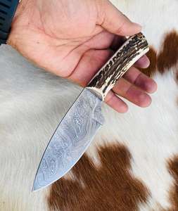 Cuchillo de Caza Personalizado de Acero de Damasco de Alta Calidad con Hoja Fija para Supervivencia y Campismo, con Funda de Cuero Fino - Product Image 4