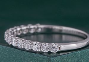 Bague en argent sterling 925 avec diamant moissanite de forme ronde, cadeau pour fiançailles / cadeau de fête - Product Image 2