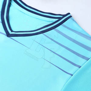 ชุดฟุตบอลแบบระเหิดที่มีดีไซน์กำหนดเองและวัสดุโพลีเอสเตอร์100% เข้ารูปไร้รอยต่อ - Product Image 3