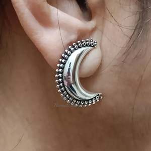 Pendientes de Luna Creciente Celestial Hechos a Mano en Oro de 14K, Elegantes Joyas de Plata de Ley 925, Regalo Elegante para Ella - Media Luna - Product Image 4