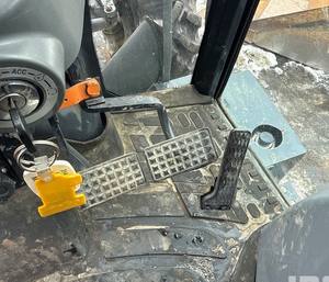 Tracteur Massey Ferguson GC17 avec chargeur frontal et arrière, transmission hydrostatique 4x4 pour l'agriculture, disponible à la vente. - Product Image 6