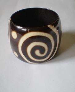 Bracelet en bois artisanal de luxe, écologique, avec des accents élégants pour des déclarations de style moderne en matière de bijoux - Product Image 3