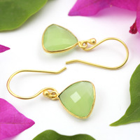 Lunette d'oreille en laiton plaqué or 24 carats pour femmes et filles Nouveau design Calcédoine verte Triangle Trendy Dernière vente en gros