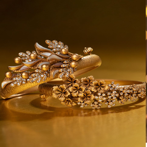 Magnifiques bracelets de mariée en laiton avec motifs de rubis et pendentifs de perles vertes. Audacieux. Disponible à prix de gros. - Product Image 3