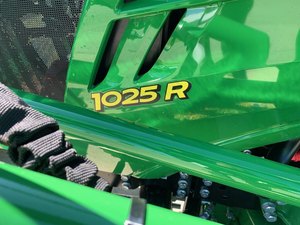 Tractor Agrícola John Deere 1025R 4WD 2025 de 21HP con Transmisión por Engranajes, Alta Productividad, con Bomba de Caja de Cambios y Motor - Product Image 4