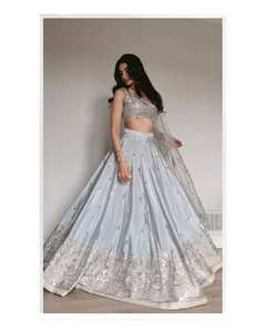 Lehenga Choli magnifiquement brodé avec dupatta, très demandé, pour les cérémonies traditionnelles de Puja, disponible à prix d'exportation - Product Image 6