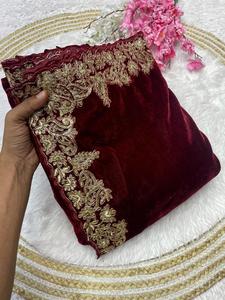 Magnifique sari indien en velours avec blouse, broderie de séquence de créateur de mode, dernière collection exclusive pour les fêtes, les mariages et les occasions spéciales - Product Image 3