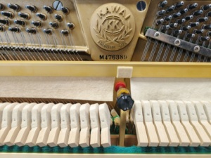 Piano Acústico Vertical Usado KAWAI KU1B Negro, de Calidad Profesional Japonesa, con Estilo Mecánico, para Exportación al por Mayor - Product Image 4