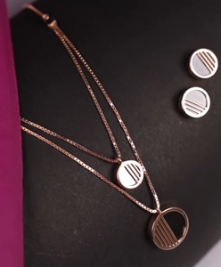 Collar circular en capas de oro rosa con aretes a juego, diseño geométrico moderno a rayas, elegante conjunto de joyería para mujer - Product Image 4