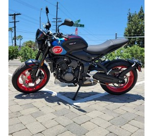 มอเตอร์ไซค์ผจญภัยรุ่นใหม่ TOP 2026 Triumphs Trident 660 Triple Tribute Edition สีดำแซฟไฟร์และสีน้ำเงินโคบอลต์ - Product Image 6