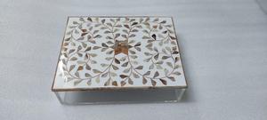 Boîte à bijoux en acrylique rectangulaire faite à la main avec couvercle en incrustation d'os complexe La dernière conception la plus demandée dans le golfe - Product Image 2