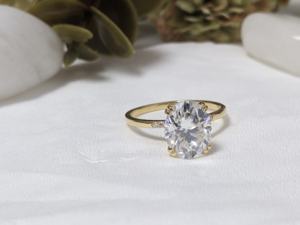 Anillo de compromiso solitario con diamante cultivado en laboratorio de corte ovalado de 2.50 quilates para mujer, anillo de boda con halo de diamantes ocultos, oro amarillo de 14 quilates - Product Image 5