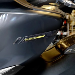 Adesivi 3D Paraspigoli Carenatura Moto Compatibili con Yamaha Tmax 560 20° Anniversario - Product Image 2