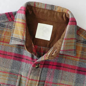 เสื้อเชิ้ตแขนยาวผู้ชายพร้อมปกพับลงและสีทึบสำหรับชุดทางการหรือชุดลำลอง - Product Image 3