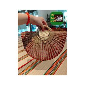 กระเป๋าถือฟางหญ้าทะเลทำด้วยมือแบบพรีเมี่ยมกระเป๋าสไตล์ดีไซน์เนอร์เป็นมิตรกับสิ่งแวดล้อมสำหรับผู้หญิงแฟชั่นลำลองสวมใส่ในชายหาดและในชีวิตประจำวัน - Product Image 1