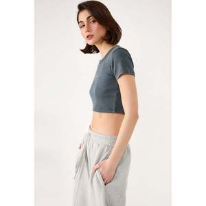 T-shirt court pour femme 100% coton côtelé avec broderie en pierres, col rond, coupe classique - Product Image 3