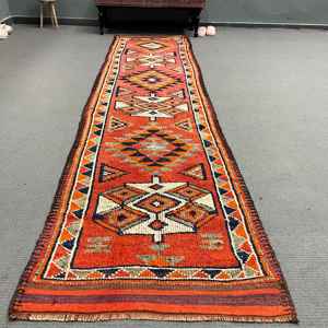 Alfombra Turca de 2.9x11.6 pies, Alfombra Vintage, Alfombra Marroquí Roja y Azul - Product Image 1