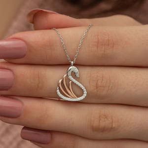 Collier pendentif en forme de cygne argenté pour femme - Cadeau tendance en laiton plaqué or sans pierre - Product Image 1