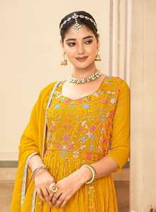 Costume Anarkali très demandé avec détails en tissu faux georgette, tenue ethnique indienne pour les festivals et les cérémonies de Sangeet - Product Image 4