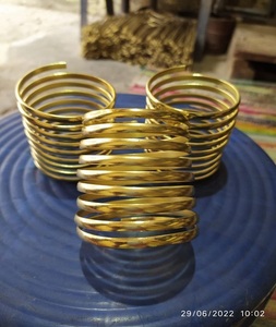 Elegantes pendientes de onda chapados en oro brillante, joyería de moda de latón delicado para mujeres con diseño curvo de moda de F S International - Product Image 2