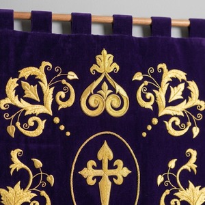 Estandarte de Iglesia de Terciopelo Morado con Hilo Metálico Dorado, Cruz Católica Cristiana Bordada, Gonfalon Procesional con Flecos - Product Image 4